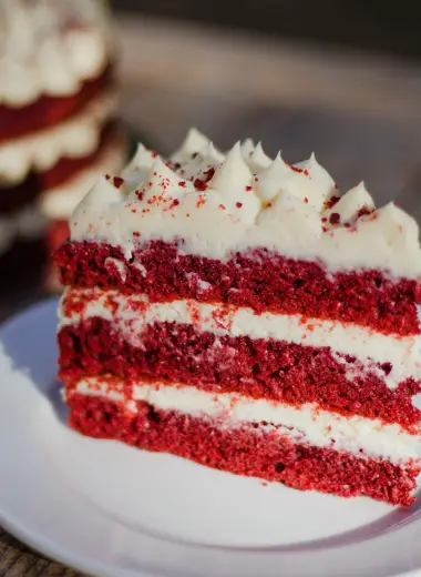 red velvlet roll cake