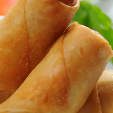 vegetable spring rolls with peanut sauce